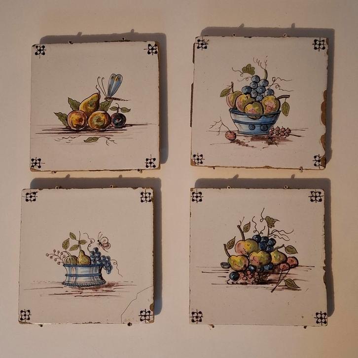 4 antieke polychroom tegels met fruitdecor, Antiek en Kunst, Antiek | Wandborden en Tegels, Ophalen of Verzenden