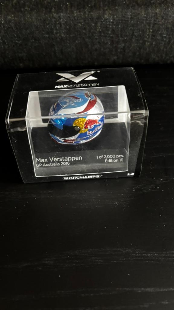 Max Verstappen 1:8 Edition 16 helm GP Australia 2016, Hobby en Vrije tijd, Modelauto's | 1:5 tot 1:12, Zo goed als nieuw, Toebehoren