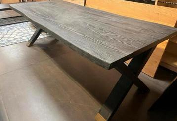 Richmond Eettafel Hunter Cross-leg 240 cm  beschikbaar voor biedingen