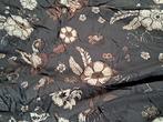 Lap bruine viscose stof met bloemen, 120 cm of meer, Ophalen of Verzenden, Katoen, Nieuw