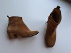 Clarks Originals, beige suède enkellaars met hak, 36, Beige, Lage of Enkellaarzen, Ophalen of Verzenden, Zo goed als nieuw