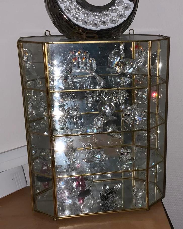 Vitrine kastje met glazen figurtjes, Huis en Inrichting, Kasten | Vitrinekasten, Zo goed als nieuw, Ophalen of Verzenden