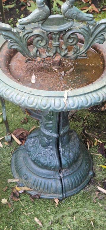 Prachtig oud gietijzeren vogelbad op statief (brocante) beschikbaar voor biedingen