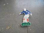 Oude speld voetballer G.V.A.V van voetbalclub FC Groningen, Verzamelen, Speldjes, Pins en Buttons, Verzenden, Zo goed als nieuw