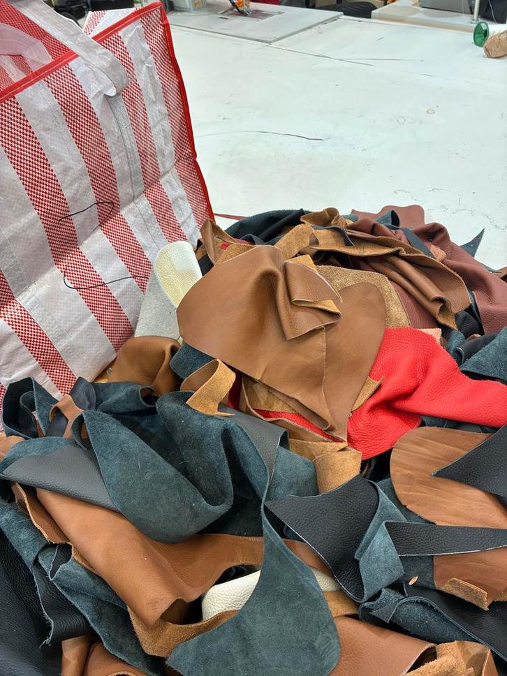 Leerrestanten 14-15 kg - Diverse kleuren, Hobby en Vrije tijd, Stoffen en Lappen, Gebruikt, Leer of Kunstleer, Minder dan 30 cm