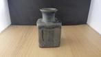 mooi vierkant vaasje in grijstinten, Ophalen of Verzenden, Overige kleuren, Aardewerk of Porselein, Minder dan 50 cm