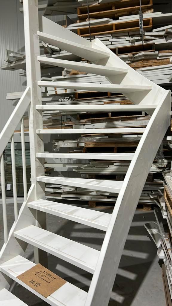 Halfslag trap 2730 hoog open, Doe-het-zelf en Verbouw, Ladders en Trappen, Zo goed als nieuw, 2 tot 4 meter, Ophalen of Verzenden