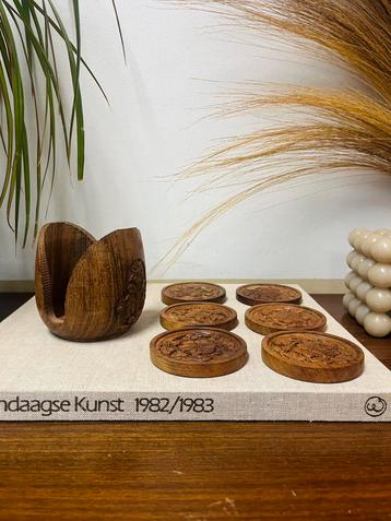 Mooie set vintage houten onderzetters houder houtsnijwerk beschikbaar voor biedingen
