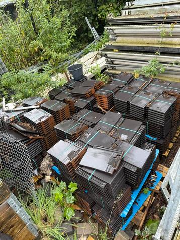 Partij vlakke dakpannen +- 700 st. beschikbaar voor biedingen