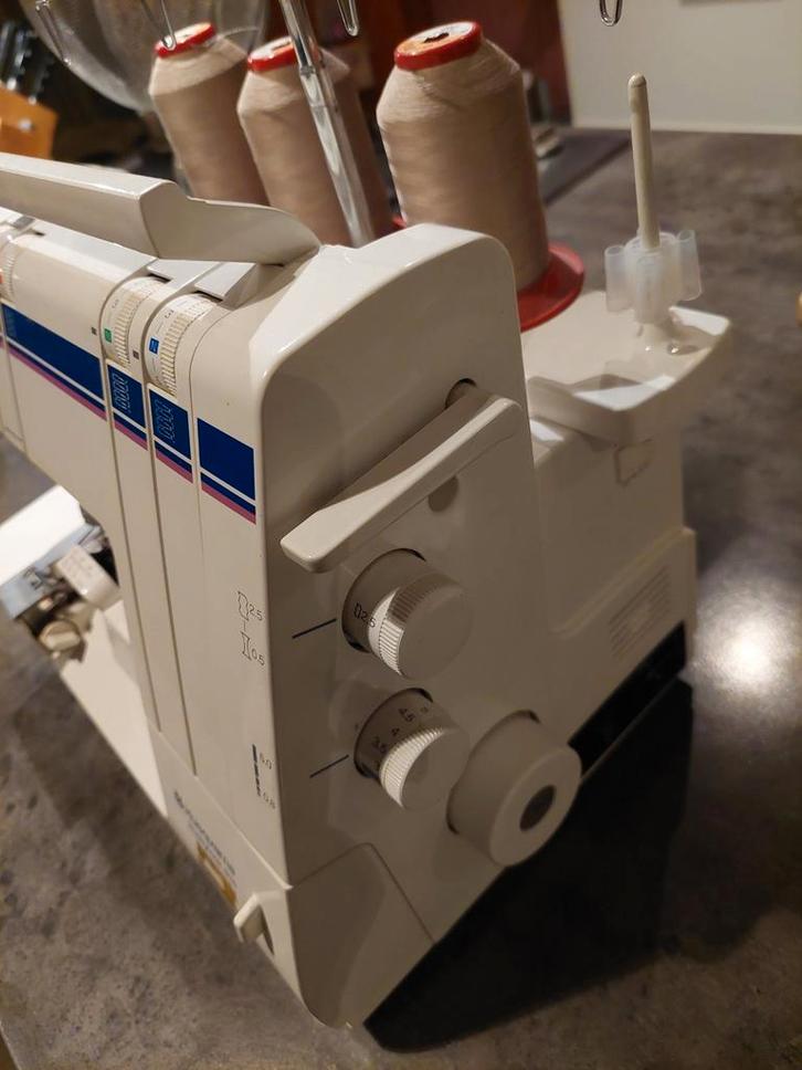 Husqvarna Lockmachine - Zo goed als nieuw!, Hobby en Vrije tijd, Naaimachines en Toebehoren, Zo goed als nieuw, Lockmachine, Husqvarna