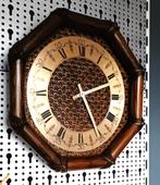 Vintage bamboe wandklok - manou/rotan /webbing / jaren 70, Ophalen of Verzenden, Gebruikt, Analoog, Wandklok