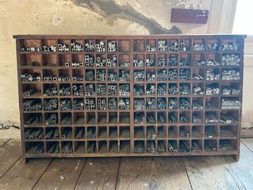 Zeldzaam Grote schuine Antieke Houten VAKKENKAST 128 Vakjes beschikbaar voor biedingen