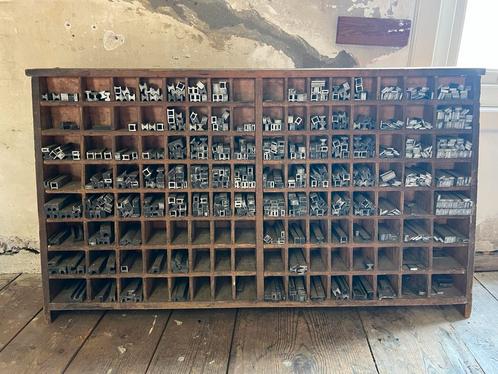 128 Vakjes Zeldzaam Grote schuine Antieke Houten VAKKENKAST, Antiek en Kunst, Antiek | Woonaccessoires, Ophalen