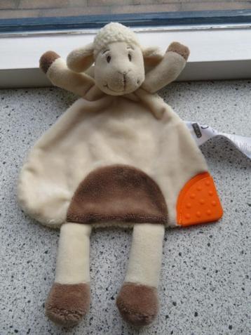 Knuffeldoek schaap schaapje merk Ergee met oranje bijtstuk beschikbaar voor biedingen