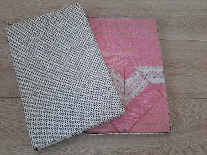 Vintage tafelkleed en servetten roze tafellinnen, Huis en Inrichting, Tafelkleden, Zo goed als nieuw, Rechthoek, Binnen, Ophalen of Verzenden