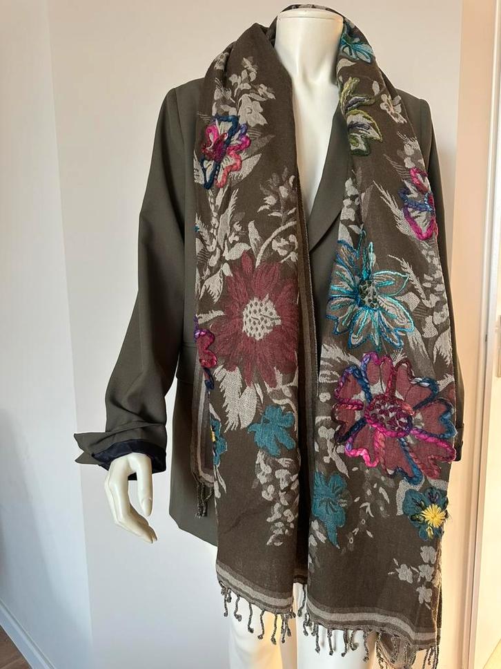 Wollen sjaal handgeborduurd 190x68 kerstkado, Kleding | Dames, Mutsen, Sjaals en Handschoenen, Zo goed als nieuw, Sjaal, Ophalen of Verzenden
