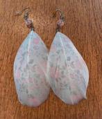 Oorbellen met veertjes lichtroze hangers, Overige materialen, Hangers, Wit, Ophalen of Verzenden