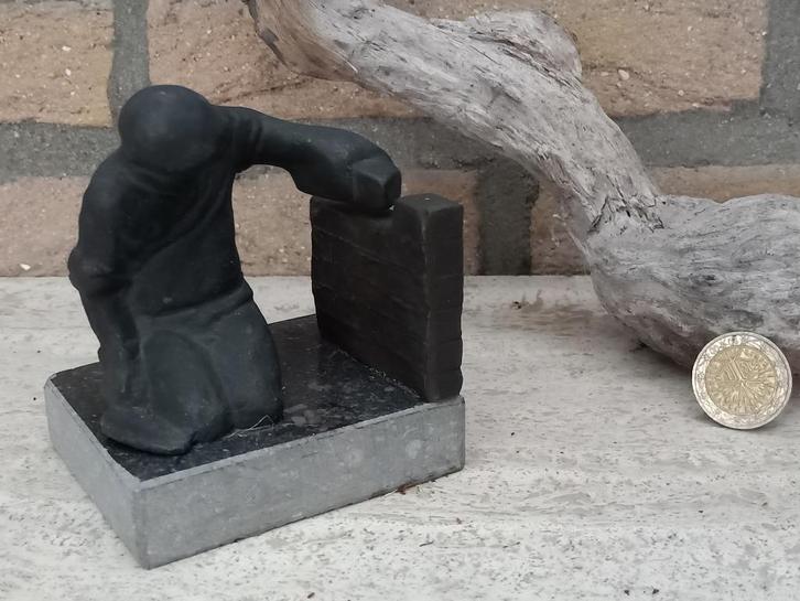 bronzen beeldje Marlies Noordkamp "de metselaar", Verzamelen, Beelden en Beeldjes, Zo goed als nieuw, Mens, Ophalen of Verzenden