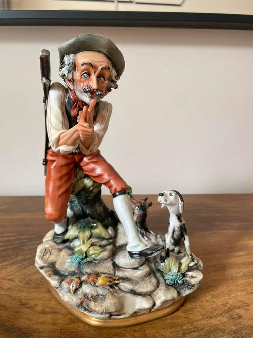Capodimonte Beeld – Jager met Geweer, Hond en Schietgebaar, Verzamelen, Beelden en Beeldjes, Zo goed als nieuw, Dier, Ophalen of Verzenden