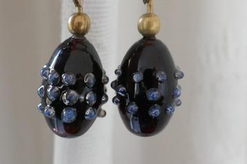 Lange oorbellen met hangers beschikbaar voor biedingen