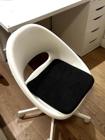 IKEA CHAIR + cushion - 12 euro (negotiable) beschikbaar voor biedingen