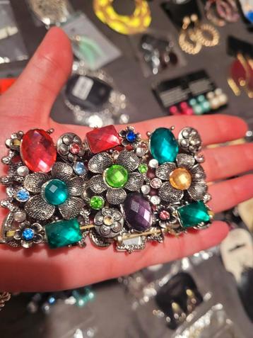 85 stuks , Grote pakket van oorbellen en armbanden  beschikbaar voor biedingen