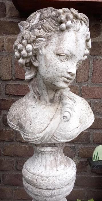 Prachtige buste van een meisje , tuinbeeld op sokkel beschikbaar voor biedingen