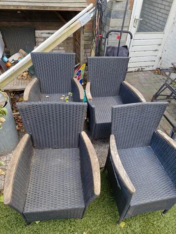 Tuinstoelen wicker met houten armleuningen beschikbaar voor biedingen