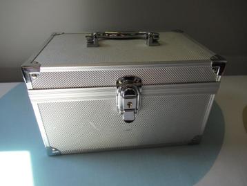 ALUMINIUM BEAUTYCASE met SPIEGEL / beauty case beschikbaar voor biedingen