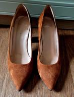 Mooie suede pumps, Ophalen of Verzenden, Zo goed als nieuw, Bruin