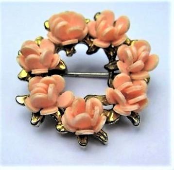 Vintage broche krans van roze bloemetjes (7933-5380)  