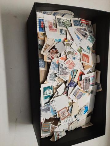 Schoenendoos met postzegels diverse landen  beschikbaar voor biedingen