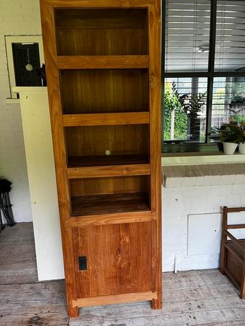 Prachtige smalle teak houten kast beschikbaar voor biedingen