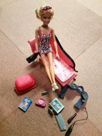 Barbie op sofa met diverse accesoires, Ophalen of Verzenden, Zo goed als nieuw, Barbie
