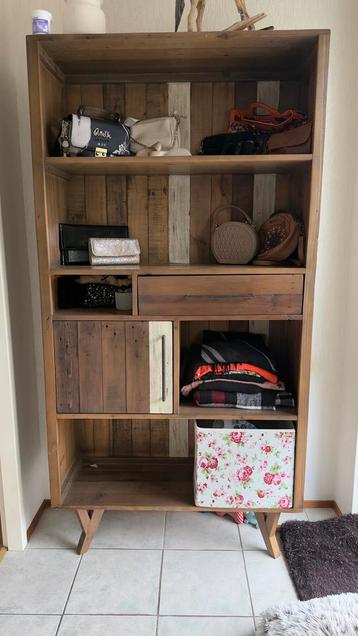 Stoere houten kast beschikbaar voor biedingen