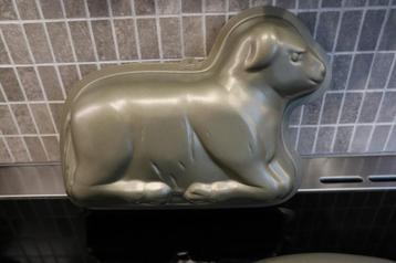 Grote bakvorm, schaap beschikbaar voor biedingen