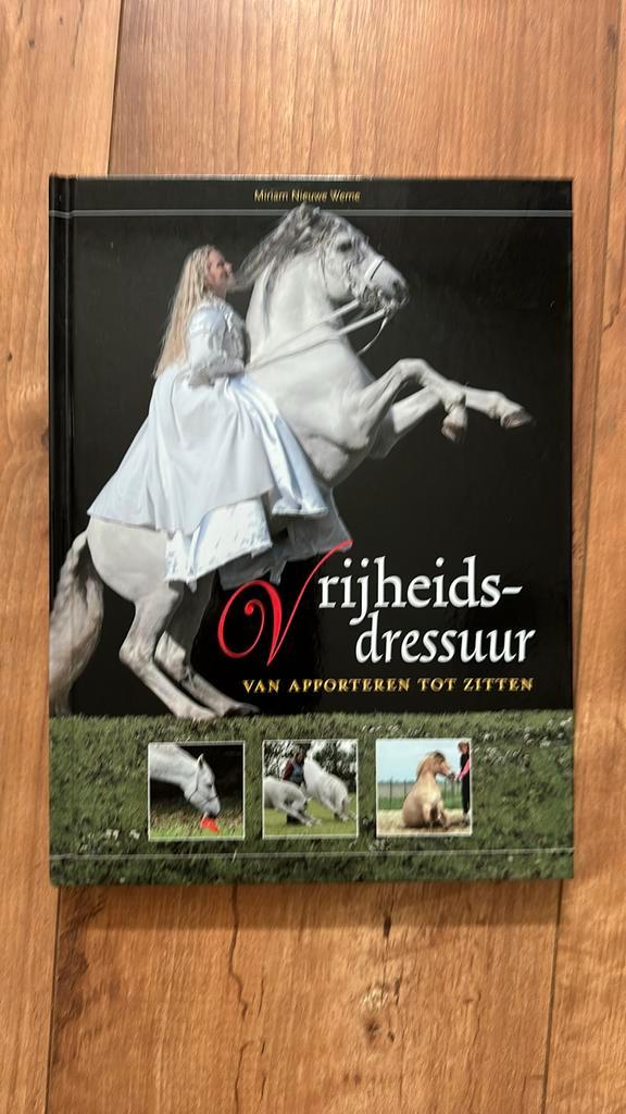 Miriam Nieuwe Weme - Vrijheidsdressuur, Boeken, Sportboeken, Zo goed als nieuw, Balsport, Ophalen of Verzenden