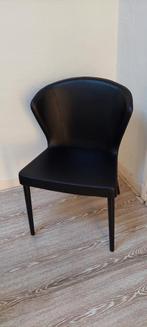 Zwarte kunstleren stoel met demontabele poten, Ophalen, Zo goed als nieuw, Zwart, Eén