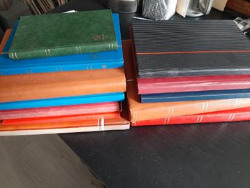 Doos Z   kavel met verschillende verzamelingen postzegels  beschikbaar voor biedingen