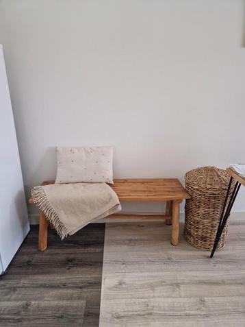 Houten bankje beschikbaar voor biedingen