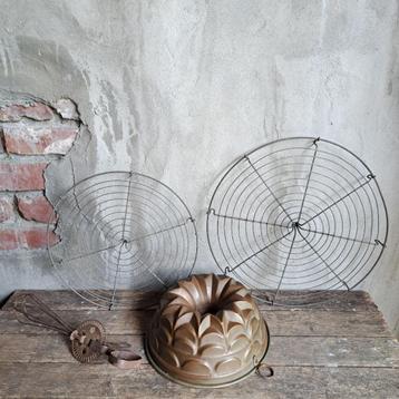 Oud brocante taartrooster handmixer koperen bakvorm *Etage3* beschikbaar voor biedingen
