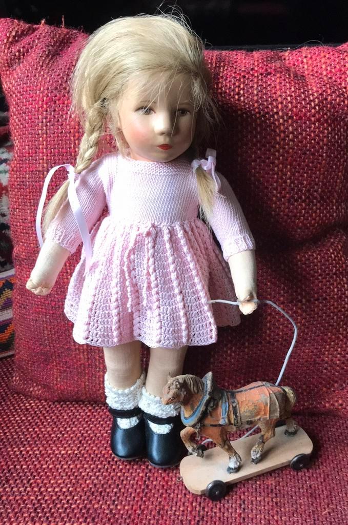 Mooie Kathe Kruse Pop incl. Standaard en incl. verzendkosten, Antiek en Kunst, Antiek | Speelgoed, Ophalen of Verzenden