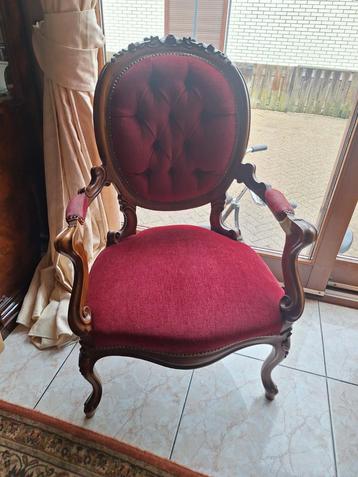 Antieke fauteuil met rode bekleding beschikbaar voor biedingen