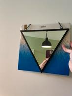 Moderne driehoekige spiegel., Minder dan 50 cm, Ophalen of Verzenden, Zo goed als nieuw, Minder dan 100 cm