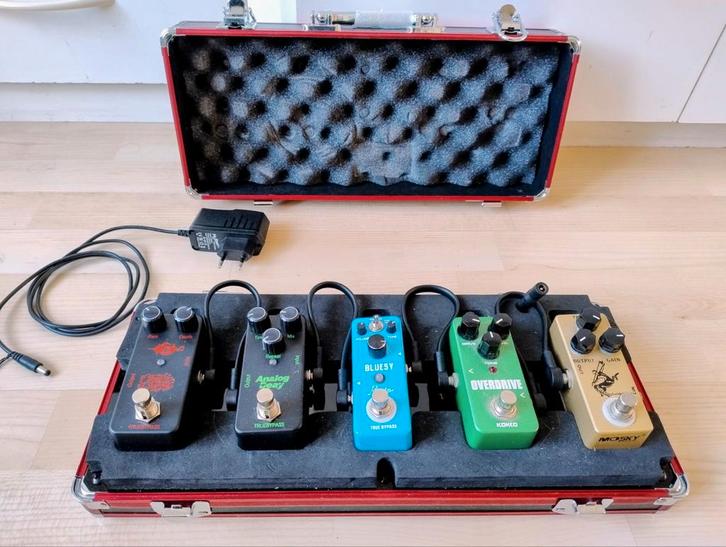 Mooi koffertje met 5 gitaar effecten, Muziek en Instrumenten, Effecten, Zo goed als nieuw, Chorus, Delay of Echo, Distortion, Overdrive of Fuzz