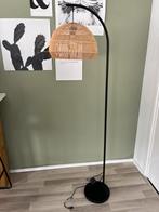 Staande lamp met rieten kap, in zeer goede staat., Ophalen, Zo goed als nieuw, Metaal