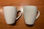 2 Roomwitte ribbelstructuur mokken AH hoogte 9,5, Huis en Inrichting, Keuken | Servies, Ophalen of Verzenden, Zo goed als nieuw