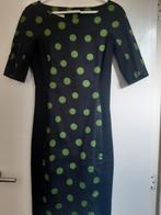Slank afkledende groene polkadot jurk Vanilia mt 34, Kleding | Dames, Ophalen of Verzenden, Zo goed als nieuw, Maat 34 (XS) of kleiner