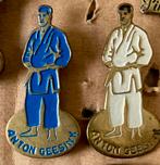 Twee Anton Geesink Speldjes Blauw en Wit, Verzamelen, Speldjes, Pins en Buttons, Ophalen of Verzenden, Gebruikt, Sport, Speldje of Pin