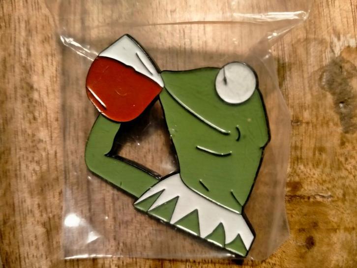 Kermit de Kikker Muppets Muppetshow funnie pin grappig logo, Verzamelen, Speldjes, Pins en Buttons, Zo goed als nieuw, Ophalen of Verzenden